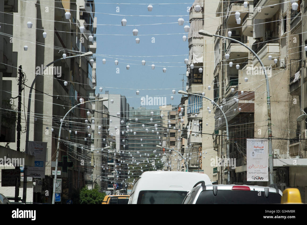 Beirut, Libano. 8 Giugno, 2016. Per le strade di Beirut sono decorate con lanterne come la comunità musulmana osserva il mese sacro del Ramadan con il digiuno dal crepuscolo fino all'alba Credito: amer ghazzal/Alamy Live News Foto Stock