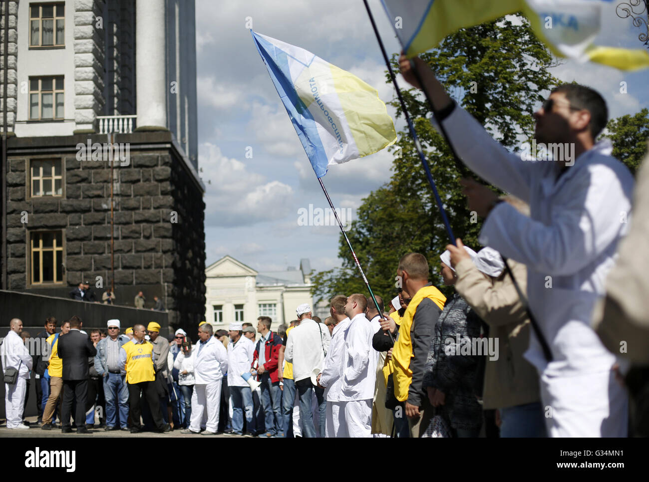 Kiev, Ucraina. 8 Giugno, 2016. Il personale della centrale di Cernobil NPP e altre entità di una zona di esclusione di partecipare ad un'azione di protesta nelle vicinanze Cabinet consiglio dell'Ucraina di Kiev, in Ucraina, Giugno 8, 2016. I lavoratori hanno preso parte ad una manifestazione di protesta a causa di nonpayments di denaro per il lavoro in condizioni di influenza delle radiazioni ionizzanti. 8 Giugno, 2016. Credito: Anatolii Stepanov/ZUMA filo/Alamy Live News Foto Stock