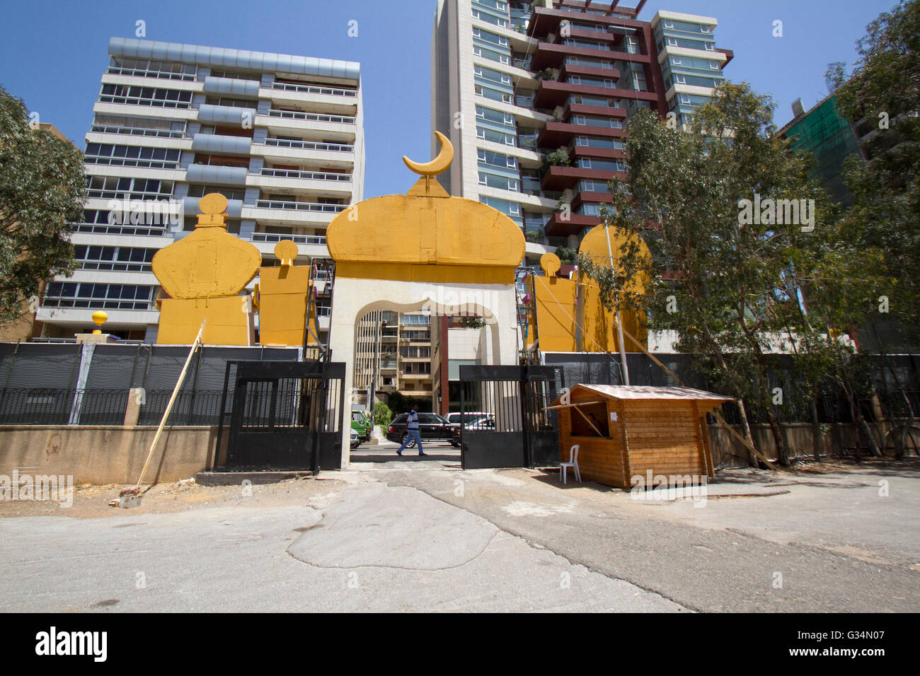 Beirut Libano. 8 giugno le strade di Beirut sono decorate in luna islamica mezzelune come la comunità musulmana osserva il mese sacro del Ramadan con il digiuno dal crepuscolo fino all'alba Credito: amer ghazzal/Alamy Live News Foto Stock