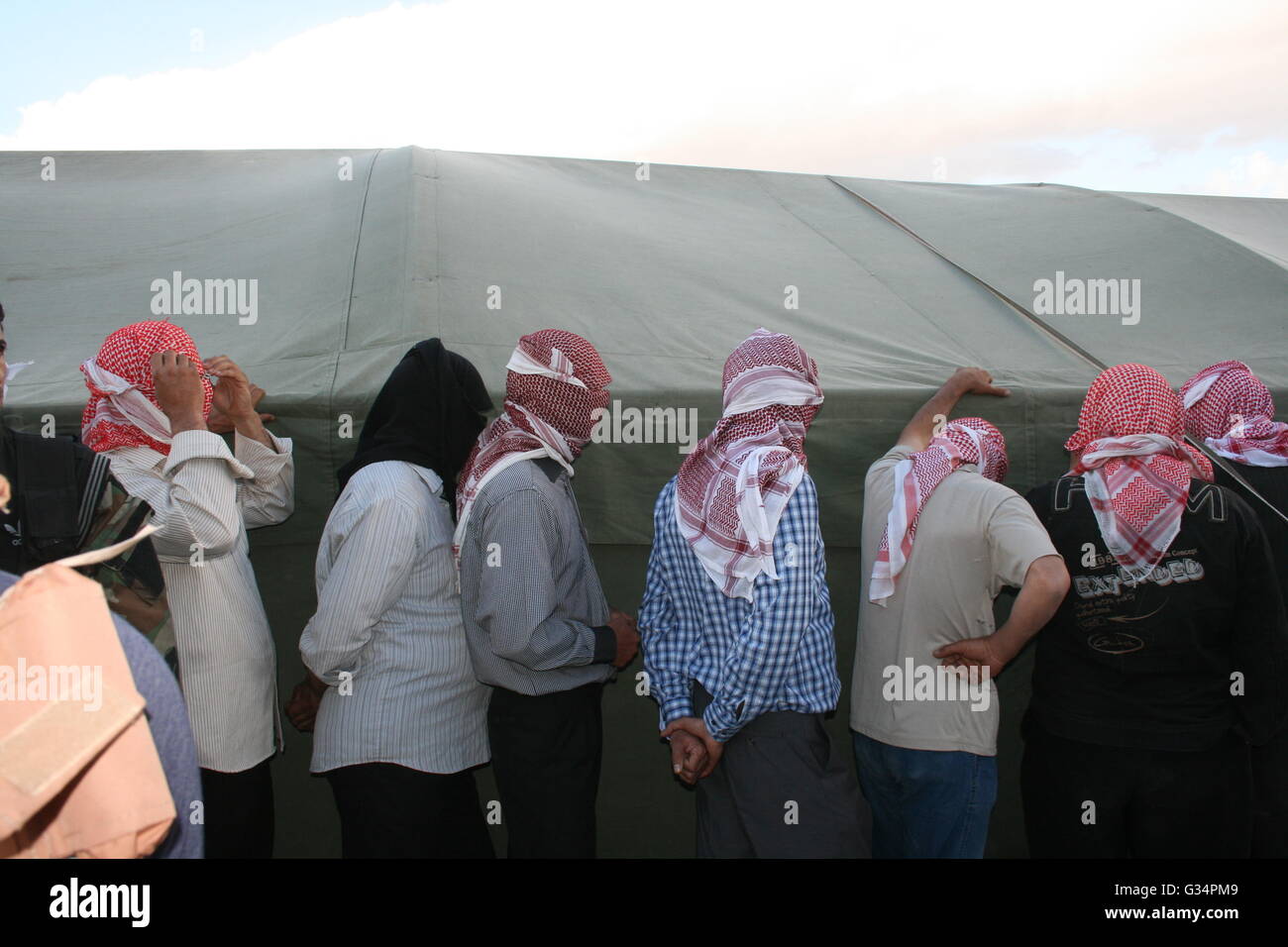 Presunti collaboratori dell'Al-Nusra islamista fronte con le loro facce ricoperte di attendere dopo esse assertivamente oggetto di rinuncia stessi e girato nel loro armi, in Kokab, Syira, 04 maggio 2016. Foto: FRIEDEMANN KOHLER/dpa Foto Stock