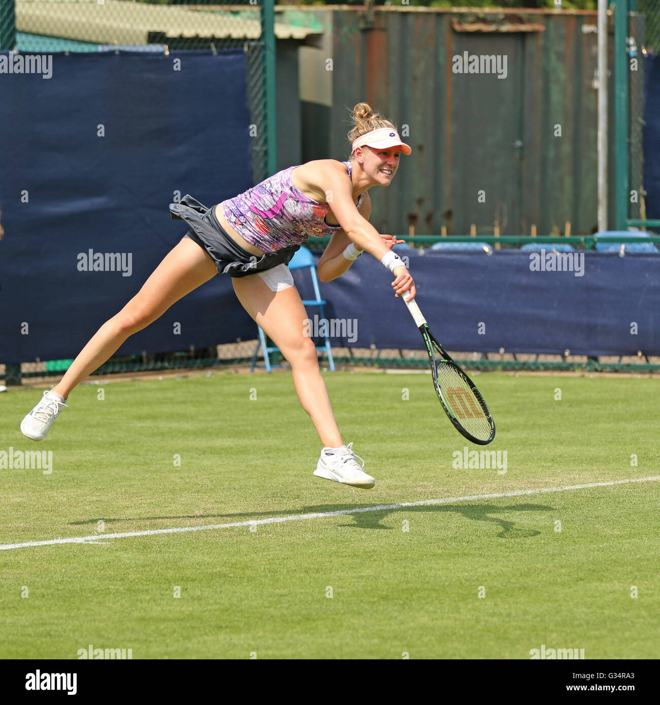 Nottingham Tennis Center, Nottingham, Regno Unito. Il giorno 08 Giugno, 2016. Aegon WTA Nottingham Open Day 5. Servire da Alison Riske degli Stati Uniti sul suo modo di vittoria su Su-Wei Hsieh del credito di Taipei: Azione Plus sport/Alamy Live News Foto Stock