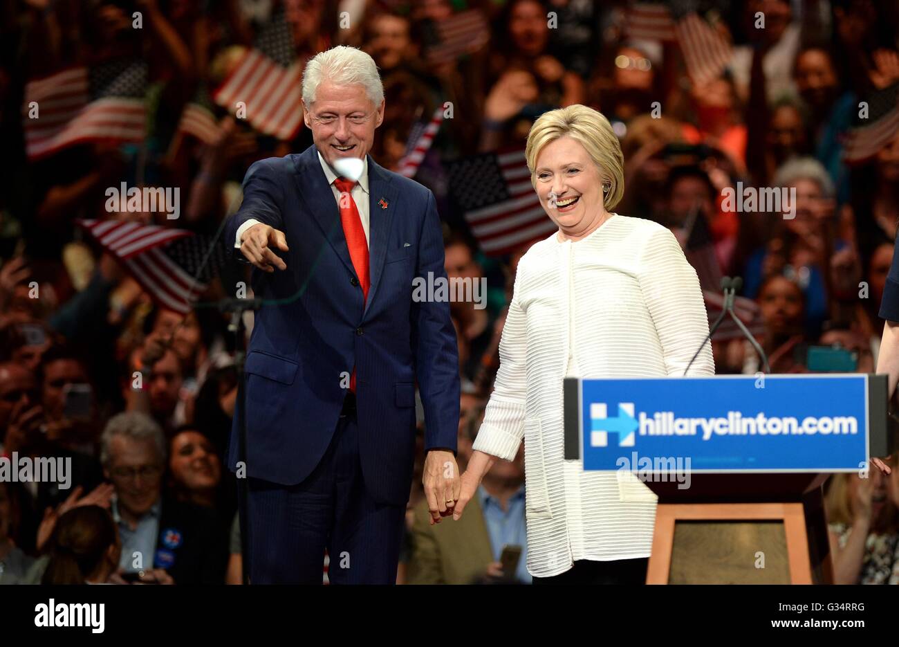 Brooklyn, NY, STATI UNITI D'AMERICA. Il 7 giugno, 2016. Bill Clinton, Hillary Clinton di presenze per Hillary Clinton notte primario Rally, Brooklyn Navy Yard di Brooklyn, NY Giugno 7, 2016. © Kristin Callahan/Everett raccolta/Alamy Live News Foto Stock