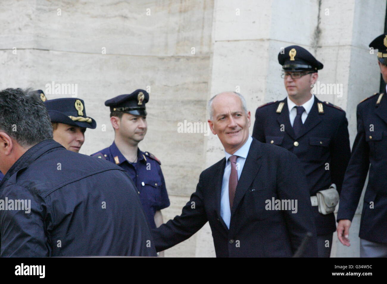 Napoli, Italia. Il giorno 08 Giugno, 2016. Il capo della polizia, Franco Gabrielli assiste una Questura di riunione del " tecniche " gruppo in cui i funzionari che avevano la carica delle entrate e delle spese pubbliche (questori) delle cinque province della regione Campania. © Salvatore Esposito/Pacific Press/Alamy Live News Foto Stock