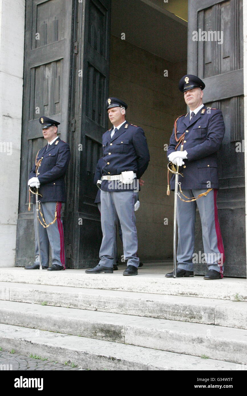 Napoli, Italia. Il giorno 08 Giugno, 2016. Gli ufficiali responsabili della riunione durante la visita del capo della polizia, Franco Gabrielli a assiste Questura di riunione del " tecniche " gruppo in cui i funzionari che avevano la carica delle entrate e delle spese pubbliche (questori) delle cinque province della regione Campania. © Salvatore Esposito/Pacific Press/Alamy Live News Foto Stock