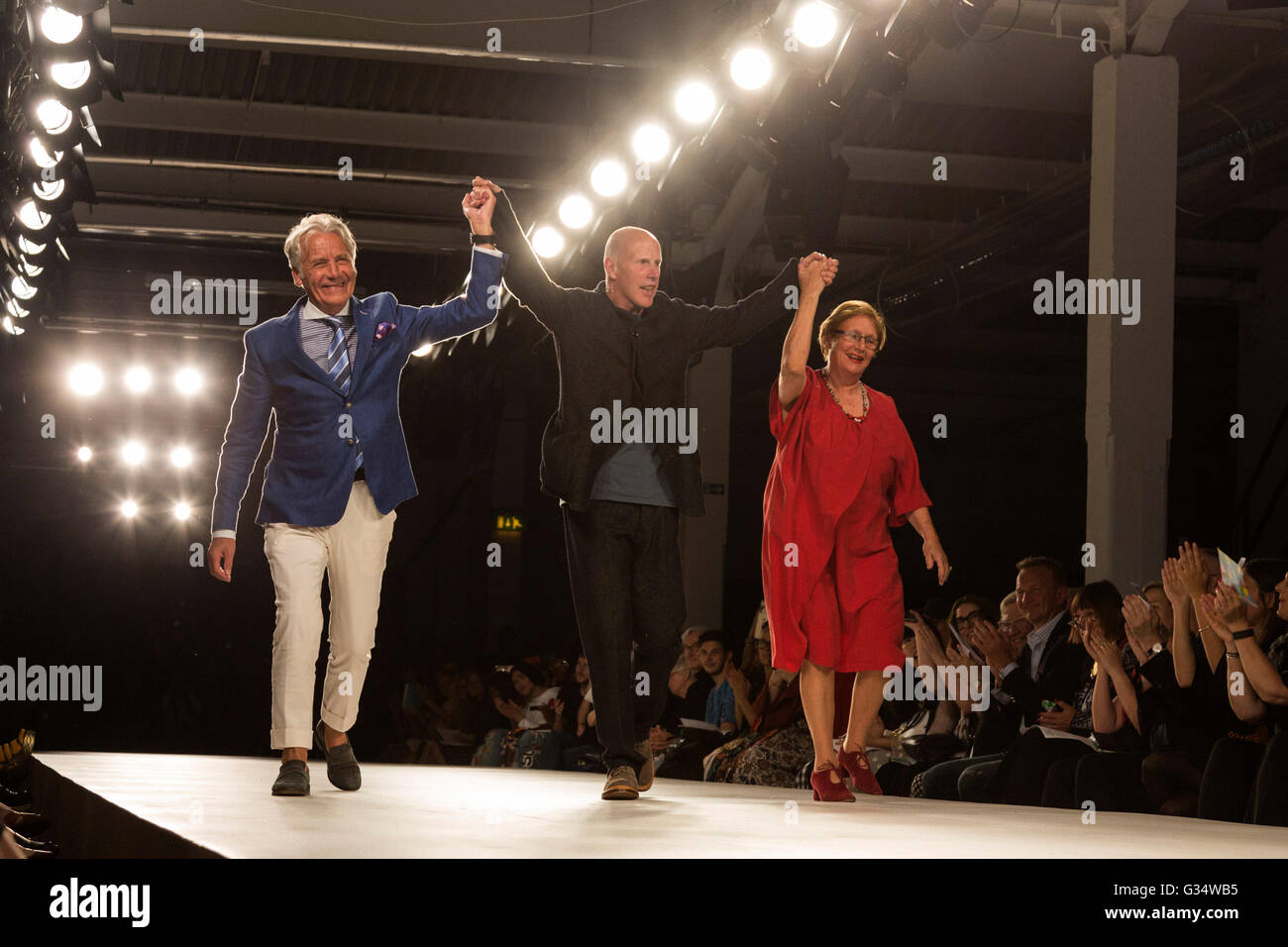 Londra, Regno Unito. 8 Giugno 2016. (L-R) Jeff banche, John Walford e Vanessa Denza che ha co-fondato Graduate Fashion Week nel 1989 riceve un Lifetime Achievement Award. Credito: CatwalkFashion/Alamy Live News Foto Stock