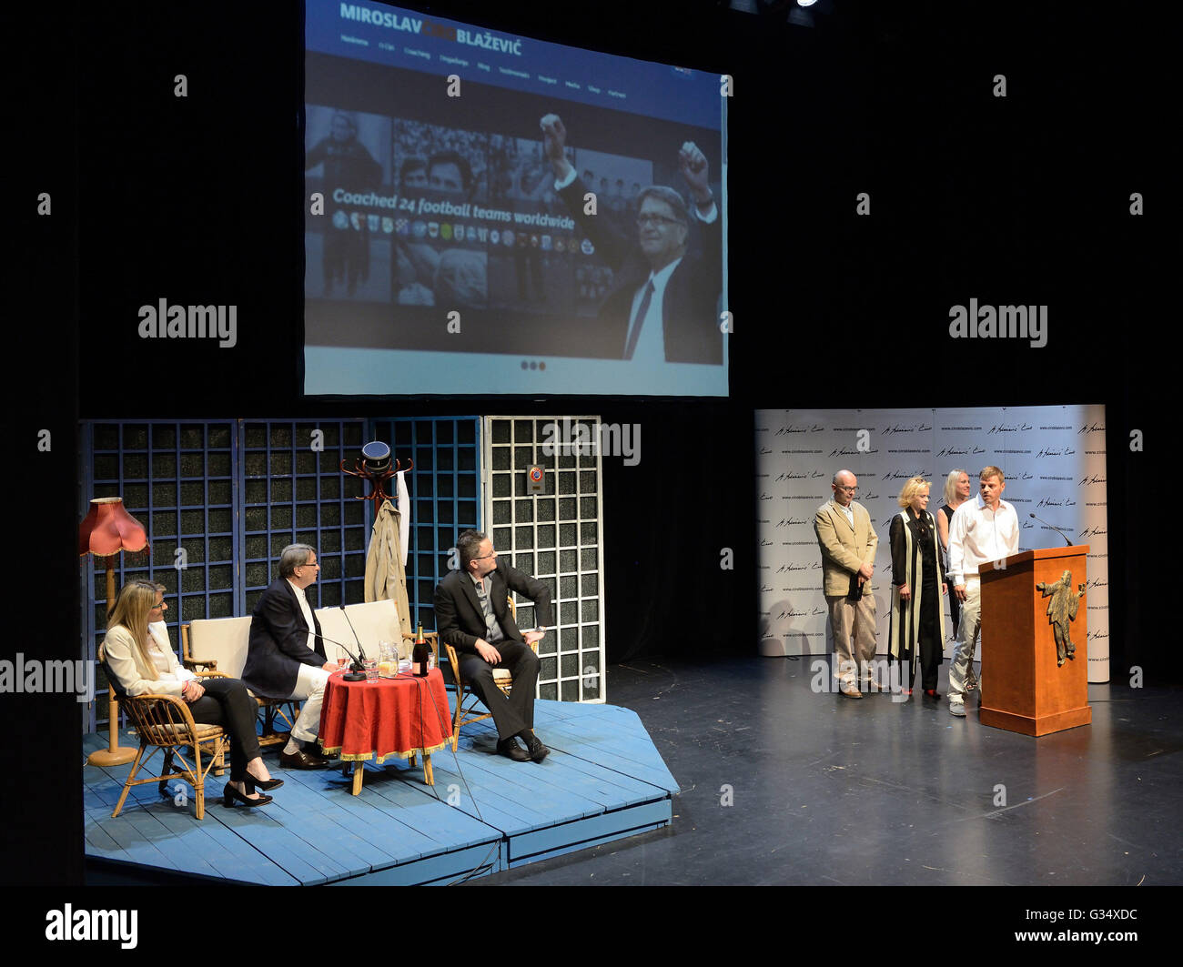 Zagabria. 8 Giugno, 2016. Coach croato Miroslav Ciro Blazevic (2 L) lancia il suo sito web personale (www.ciroblazevic.com) a Zagabria il 8 giugno 2016. Blazevic allenata cinque squadre nazionali e 24 club di tutto il mondo. A 81 anni di età, egli ha abbracciato la nuova tecnologia e ha lanciato il suo sito web personale su mercoledì. Credito: Miso Lisanin/Xinhua/Alamy Live News Foto Stock