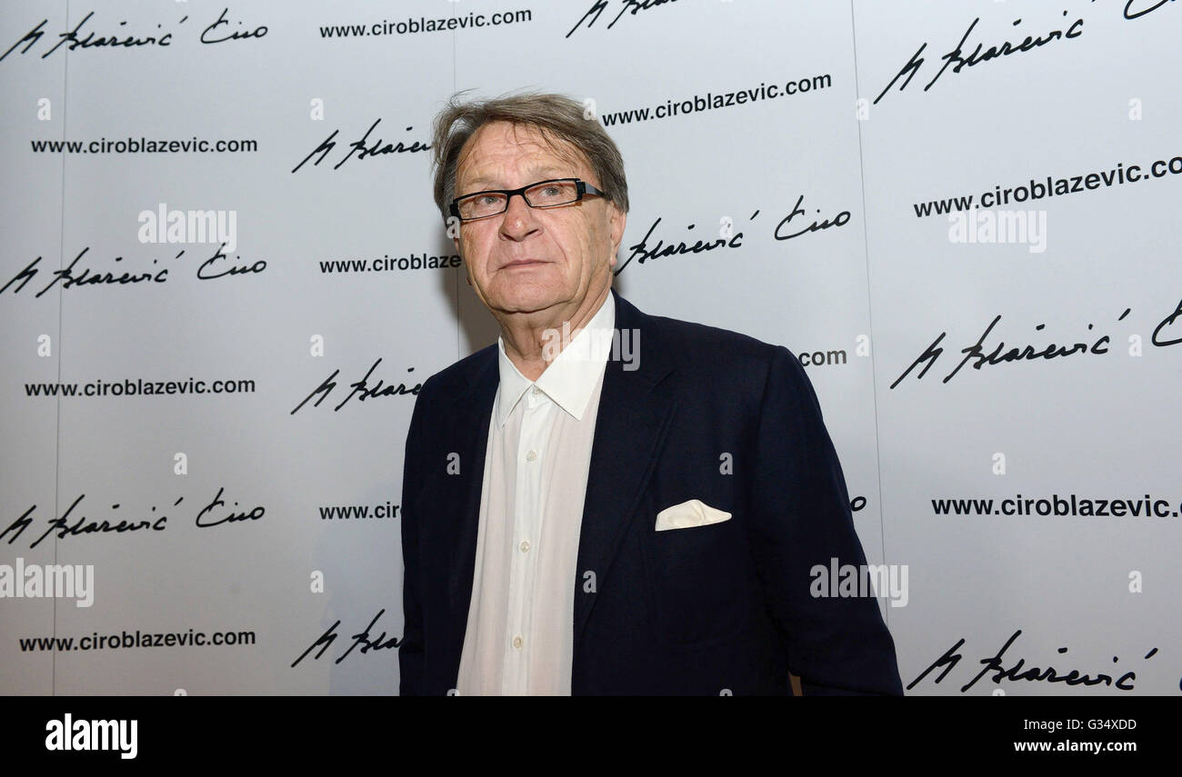 Zagabria. 8 Giugno, 2016. Coach croato Miroslav Ciro Blazevic lancia il suo sito web personale (www.ciroblazevic.com) a Zagabria il 8 giugno 2016. Blazevic allenata cinque squadre nazionali e 24 club di tutto il mondo. A 81 anni di età, egli ha abbracciato la nuova tecnologia e ha lanciato il suo sito web personale su mercoledì. Credito: Miso Lisanin/Xinhua/Alamy Live News Foto Stock