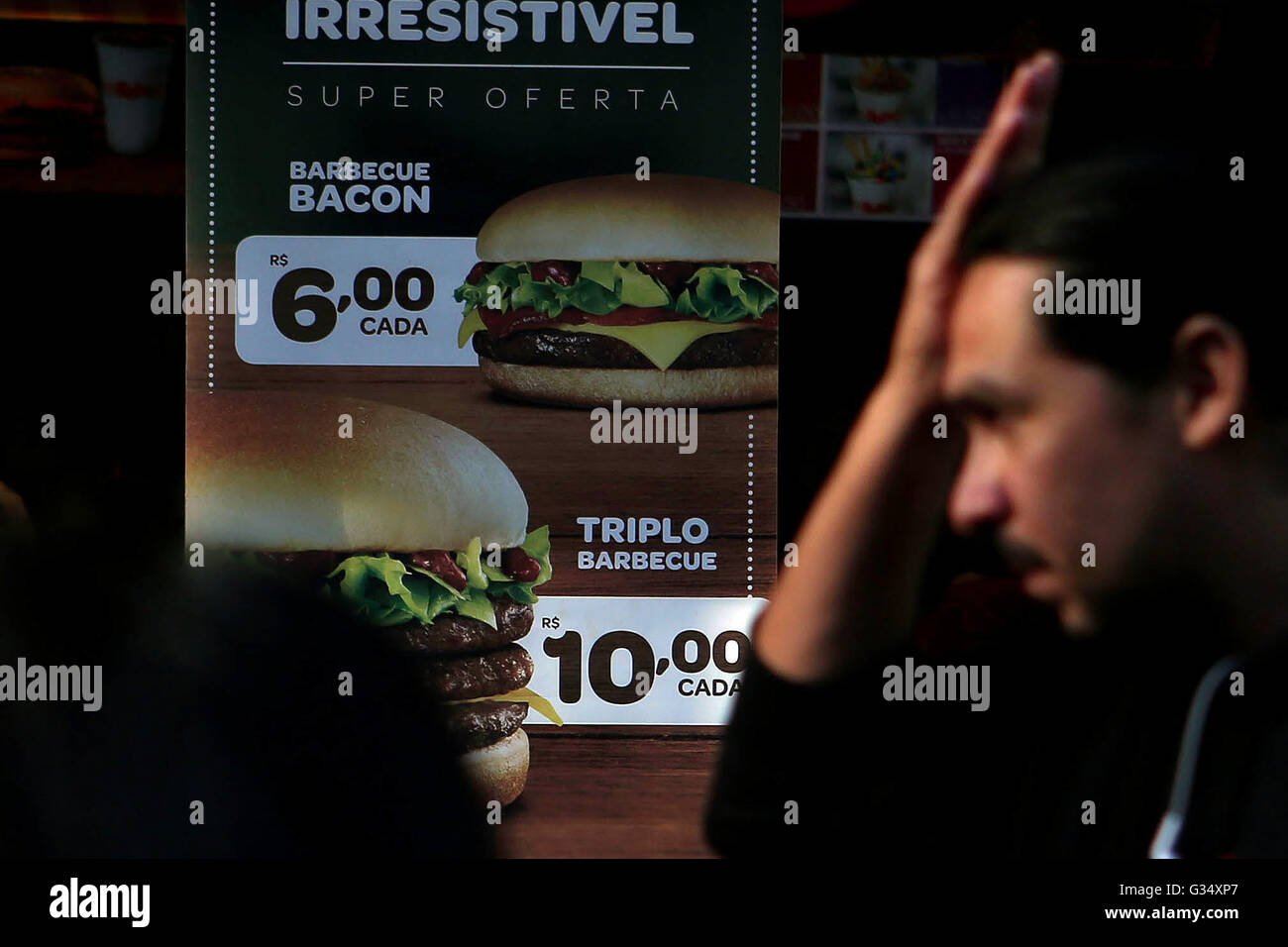 Sao Paulo, Brasile. 8 Giugno, 2016. Un uomo cammina davanti a un ristorante fast food in Sao Paulo, Brasile, il 8 giugno 2016. Il Brasile è esteso indice nazionale dei prezzi al consumo (IPCA), il paese di inflazione indicatore, cambiato 0,78% nel mese di maggio e ha superato il Aprile index da 0,17 punti percentuali, l'Istituto Brasiliano di Geografia e Statistica (IBGE) ha annunciato mercoledì. © Rahel Patrasso/Xinhua/Alamy Live News Foto Stock