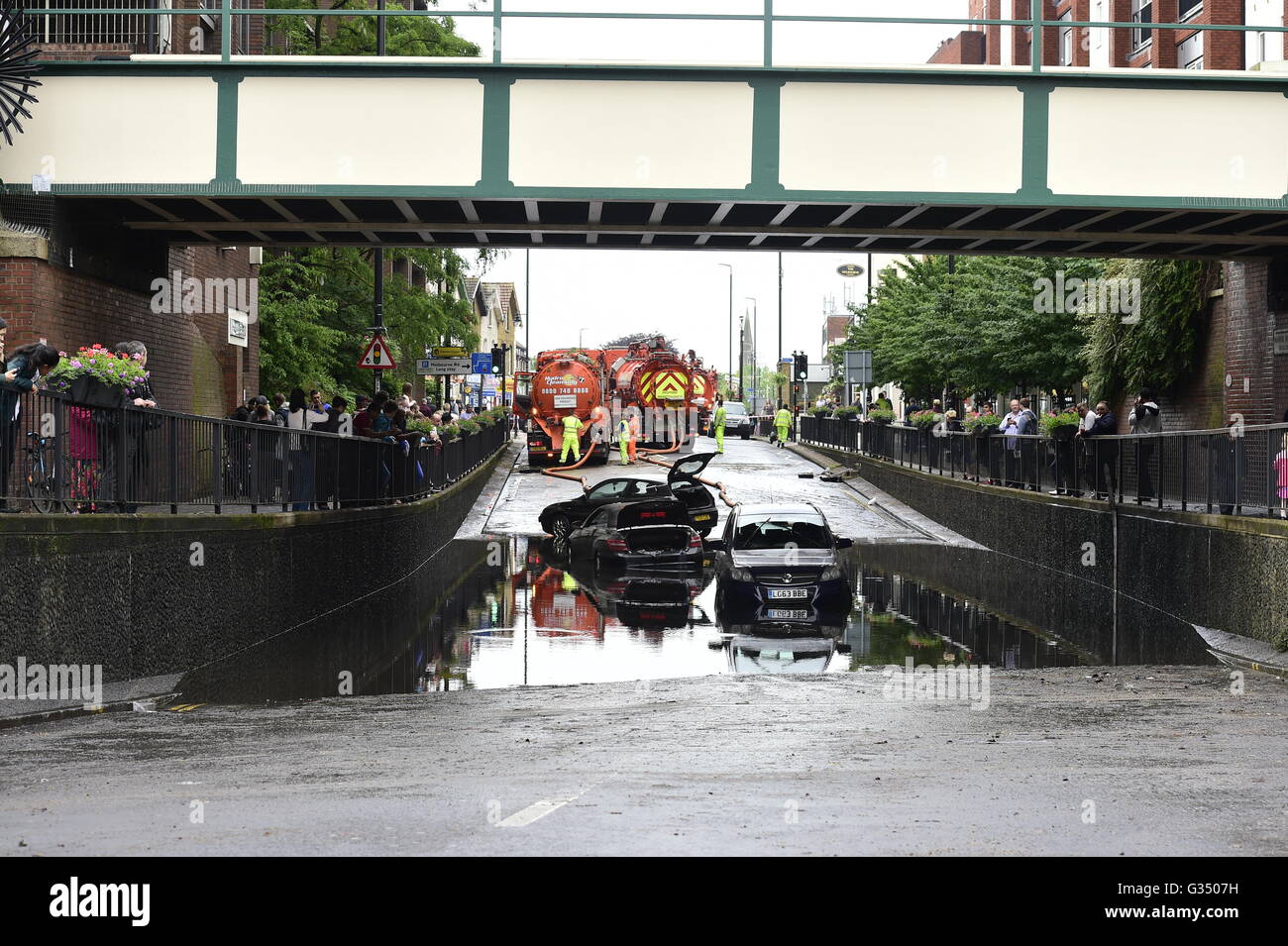 Le conseguenze di una inondazione a Manor Road in Wallington, Surrey dopo una pioggia torrenziale. Foto Stock
