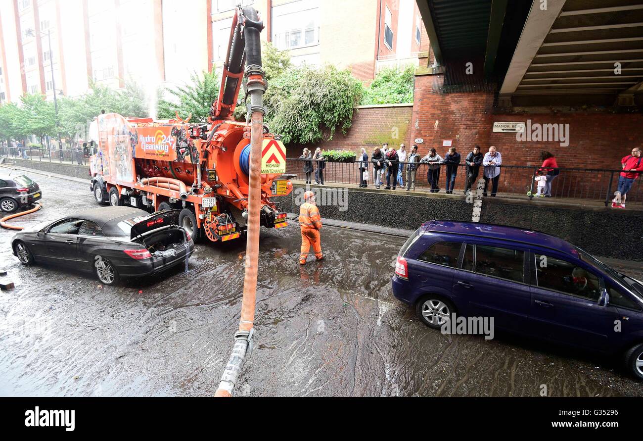 Le conseguenze di una inondazione a Manor Road in Wallington, Surrey dopo una pioggia torrenziale. Foto Stock