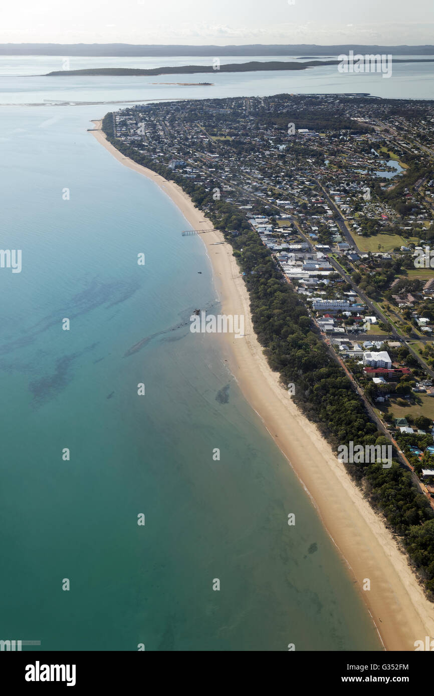 Vista aerea, spiaggia e Ocean Park, l'Isola di Fraser dietro, Hervey Bay, Queensland, Australia Foto Stock