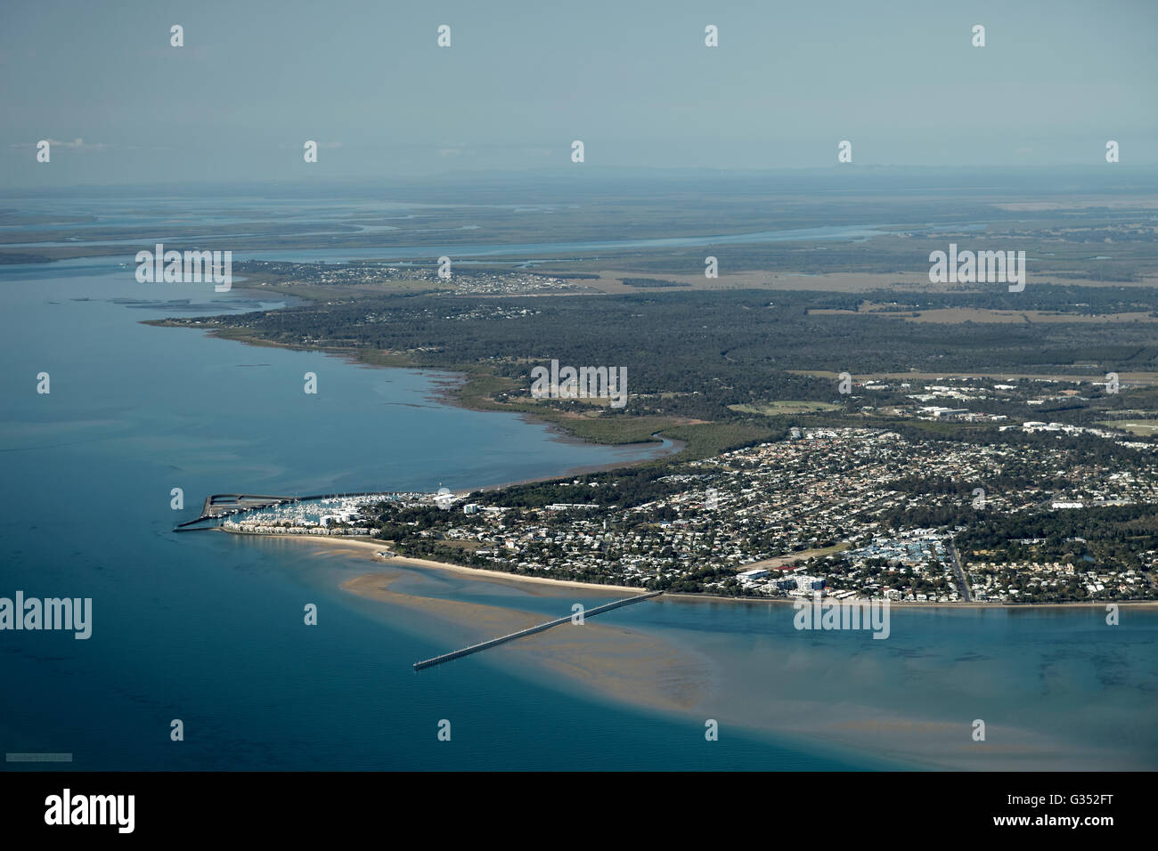 Vista aerea, città di Hervey Bay, Urangan Pier e marina, Isola di Fraser dietro, Hervey Bay, Queensland, Australia Foto Stock