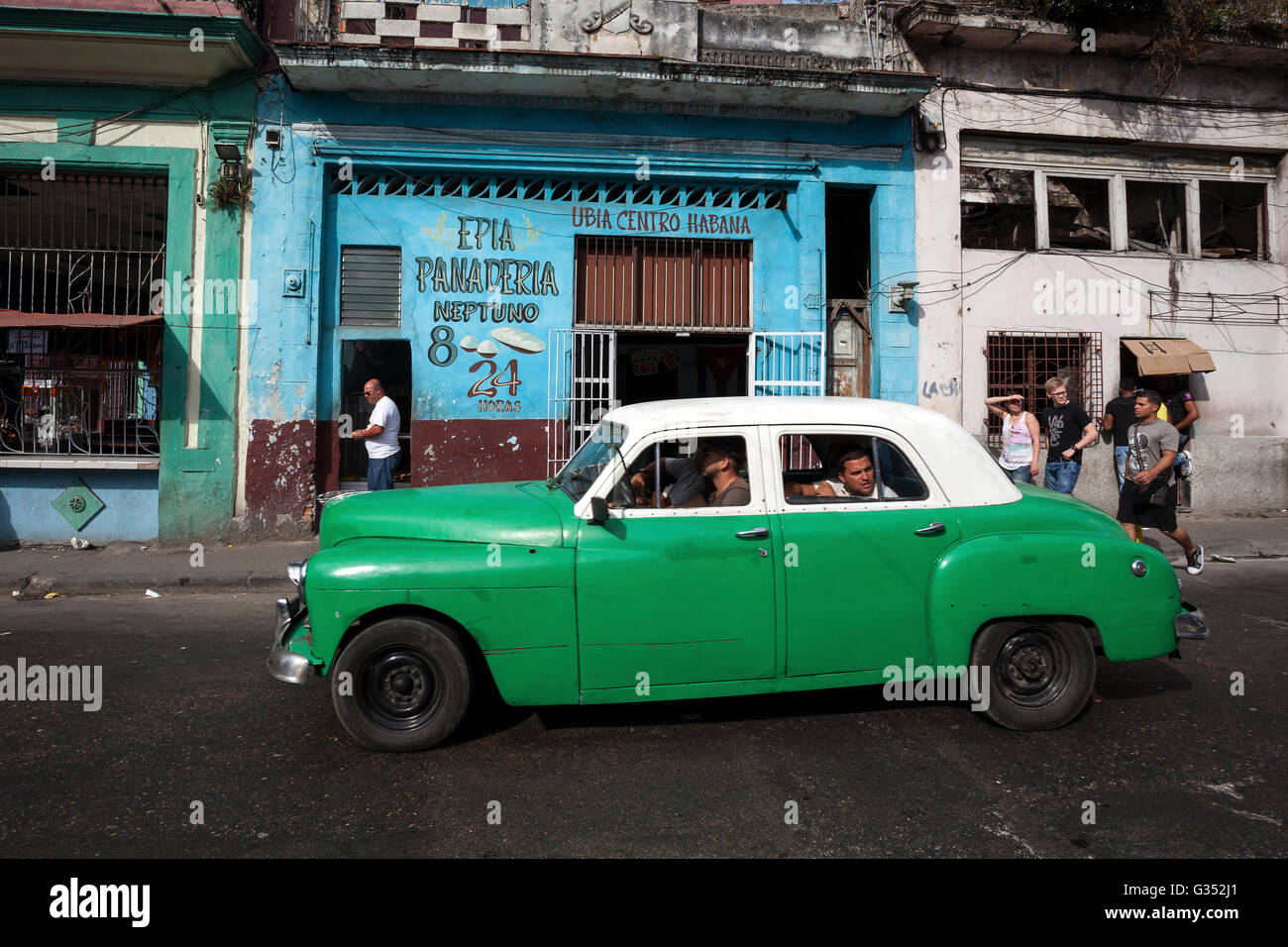 Scena di strada, verde auto d'epoca, il centro storico, l'Avana, Cuba Foto Stock