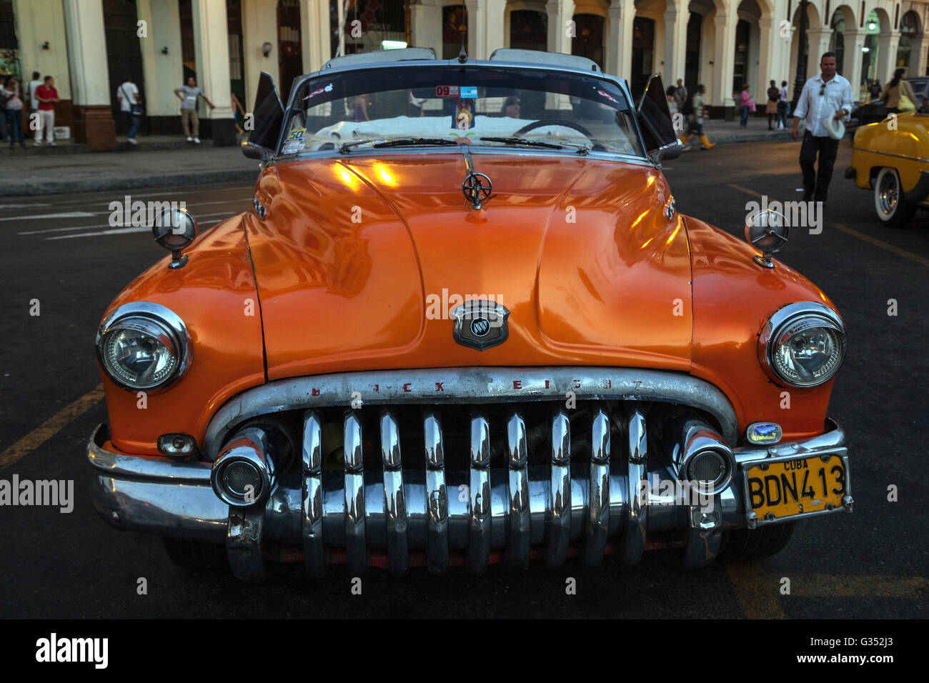Arancio auto d'epoca, anni cinquanta Buick, Paseo del Prado, Havana, Cuba Foto Stock