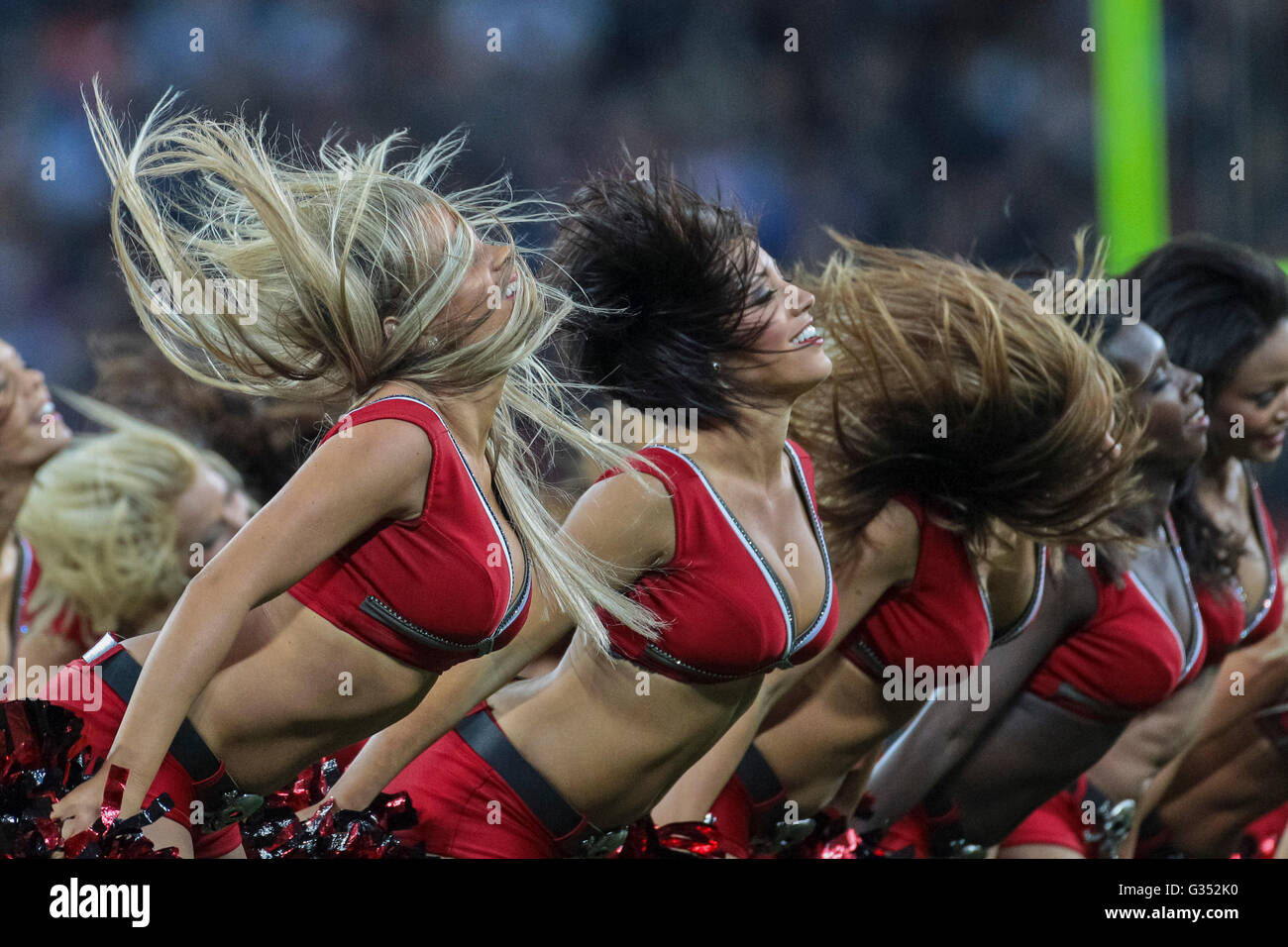 Cheerleaders di Tampa Bay Buccaneers ballare durante la NFL gioco internazionale tra il Tampa Bay Buccaneers e il Foto Stock