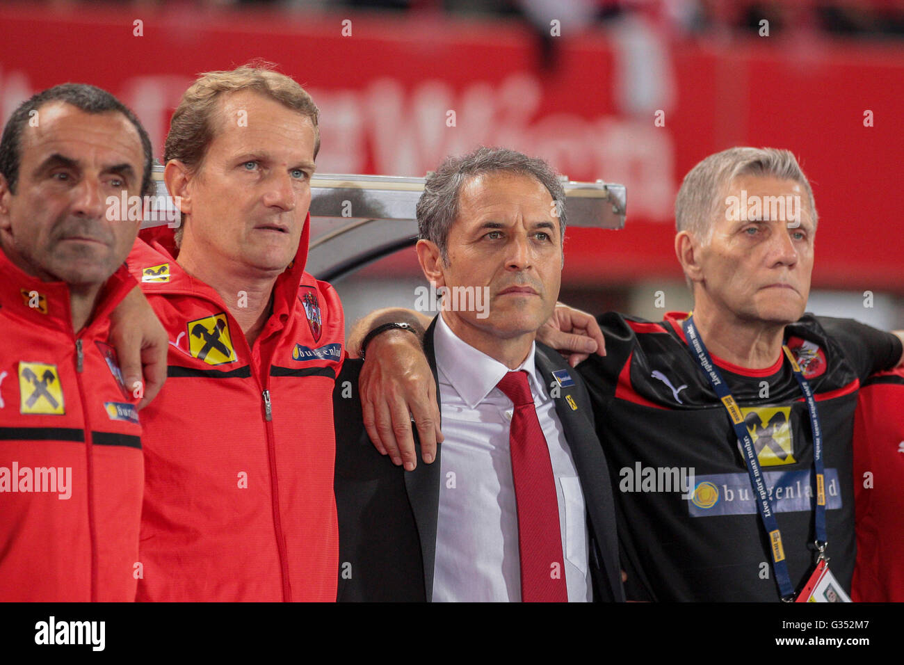 Austrian head coach Marcel Koller, secondo da destra, durante l'inno nazionale prima che il WC il qualificatore di gioco del calcio nel mese di settembre Foto Stock