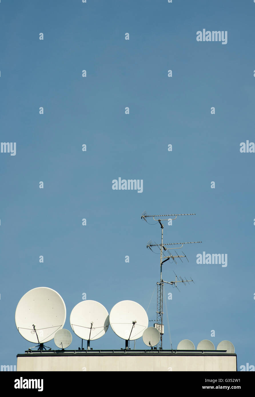 Antenne paraboliche sul tetto Foto Stock