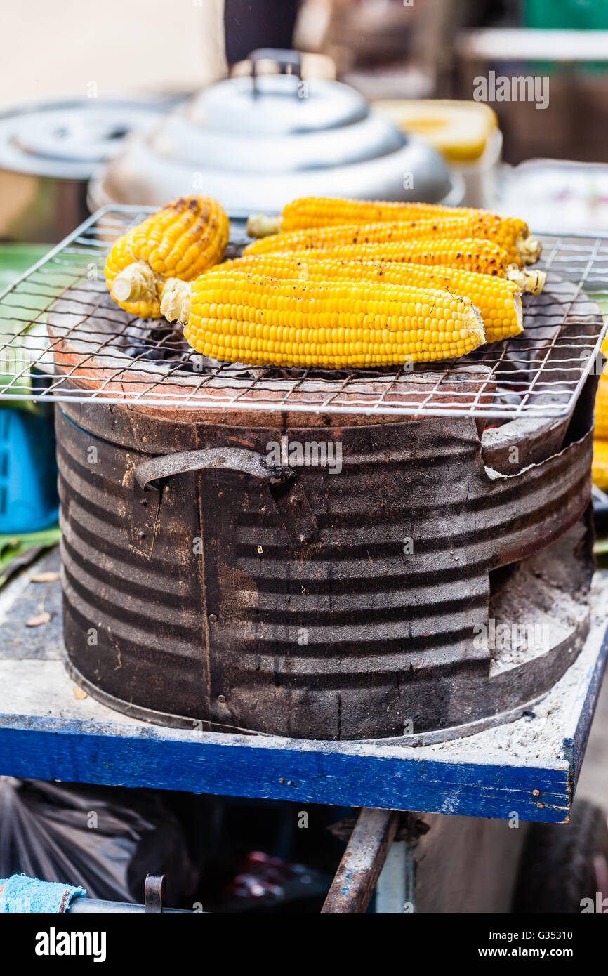 Deliziose le pannocchie di granoturco di essere cucinati sulla strada in Thailandia con un barbecue Foto Stock