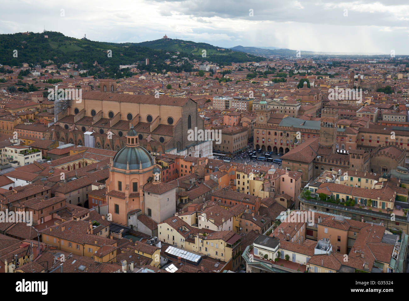 Vista aerea di Bologna, Italia. Vista da una delle due torri. Foto Stock