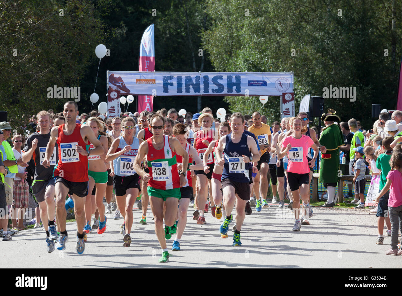 Guide di scorrimento a partire da 10k e 5k correre a Alice Holt foresta con segno di finitura, Bucks Horn Oak, Hampshire, Inghilterra, Regno Unito Foto Stock