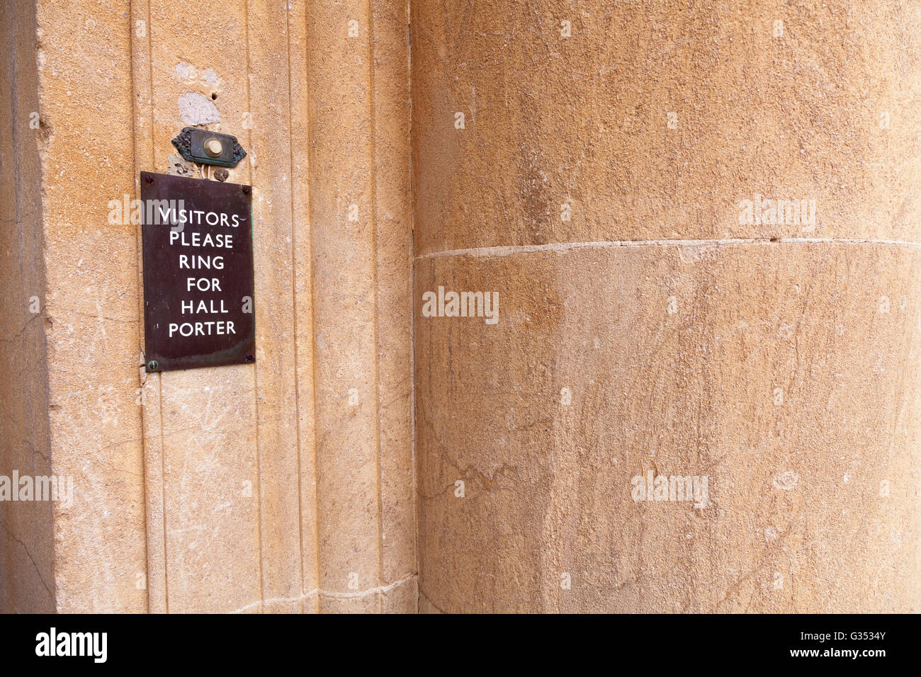 "I visitatori si prega di anello per portiere di notte' segno da campanello pulsante, Camberley, Hampshire, Inghilterra, Regno Unito, Europa Foto Stock