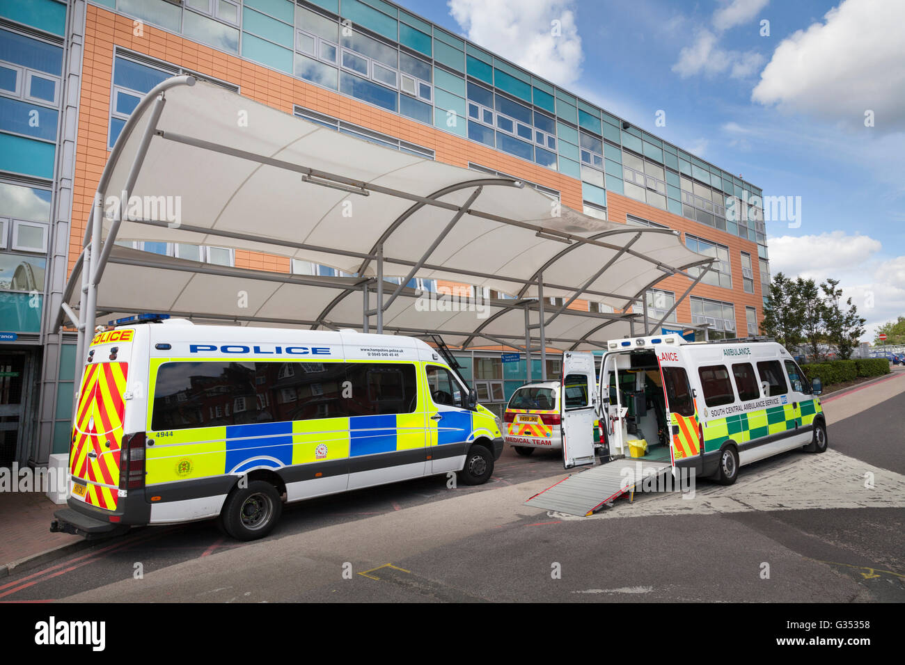 Van di polizia e ambulanza con sportello aperto a Southampton General Hospital, Southampton, Hampshire, Inghilterra, Regno Unito, Europa Foto Stock