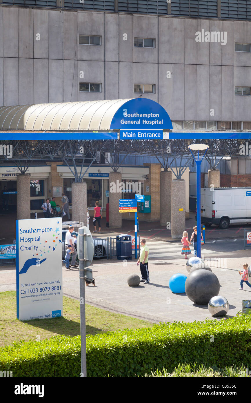 Esterno di ingresso principale a Southampton General Hospital, Southampton, Hampshire, Inghilterra, Regno Unito, Europa Foto Stock