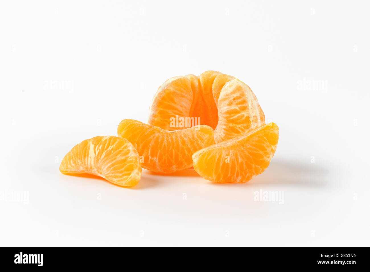 Sbucciate mature tangerine su sfondo bianco Foto Stock
