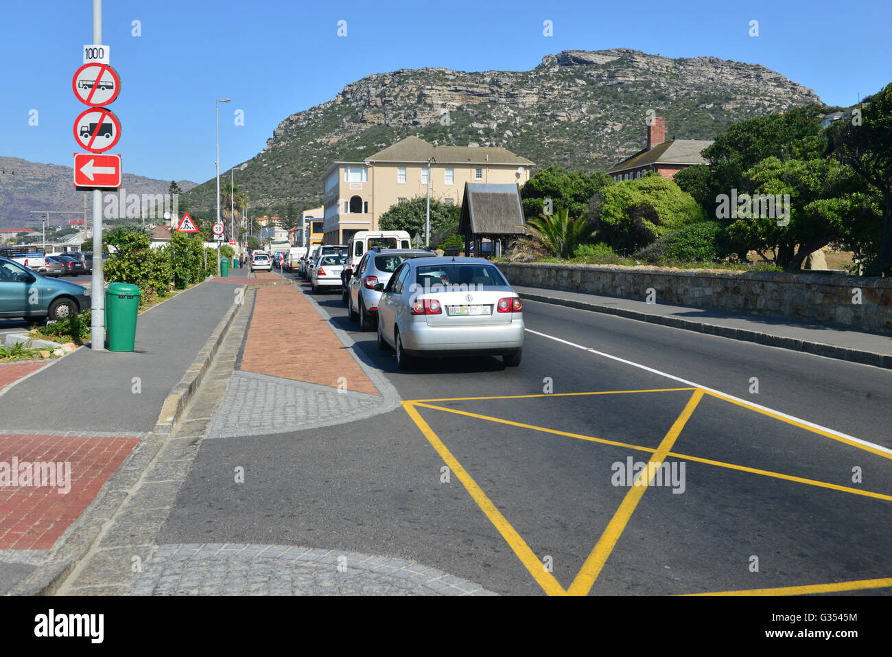 Il traffico che passa attraverso il High Street in Muizenberg in Sud Africa in autunno Foto Stock