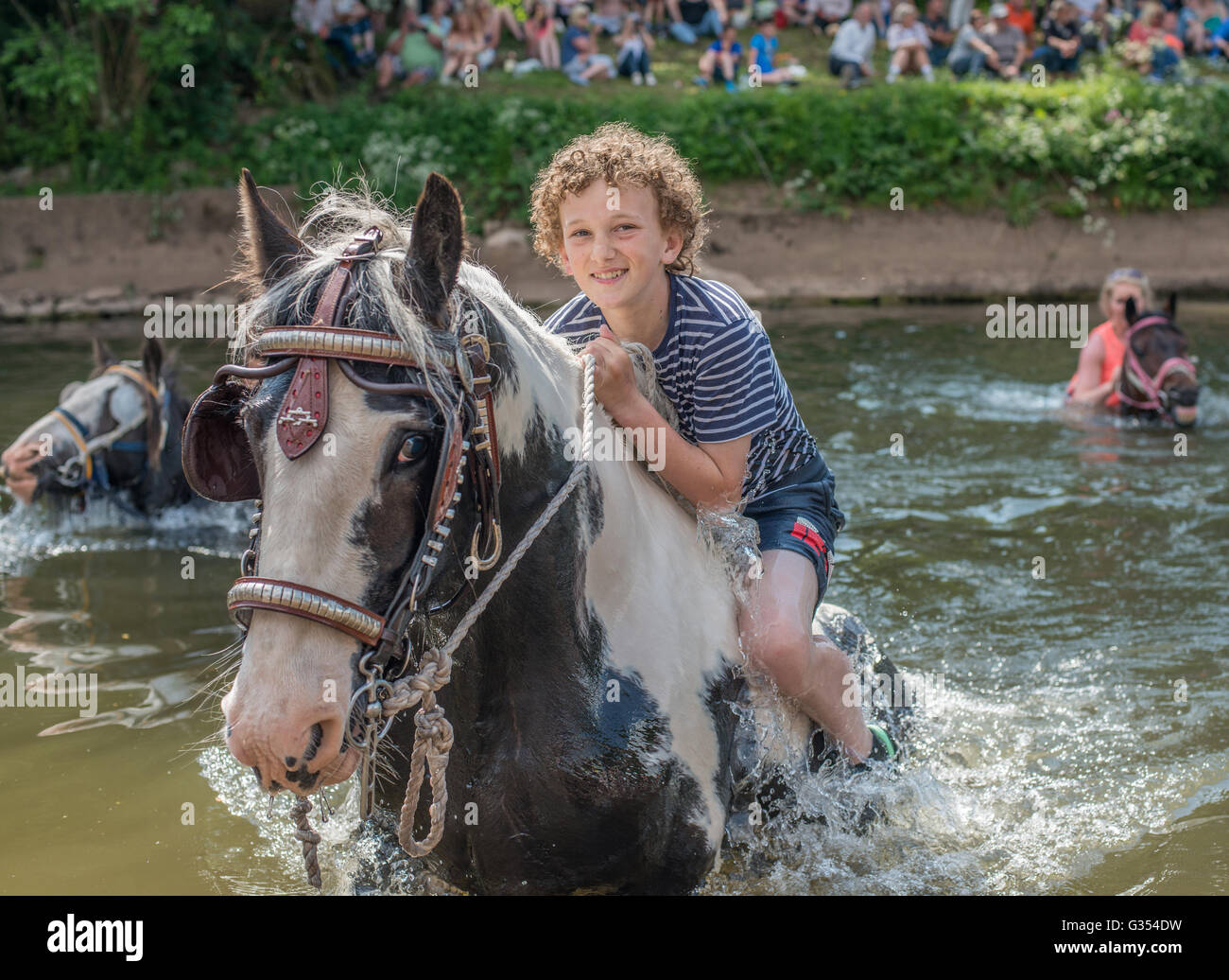 I viaggiatori di equitazione di lavaggio i loro cavalli nel fiume Eden a Appleby Horse Fair, Cumbria, Regno Unito. 2016 Foto Stock