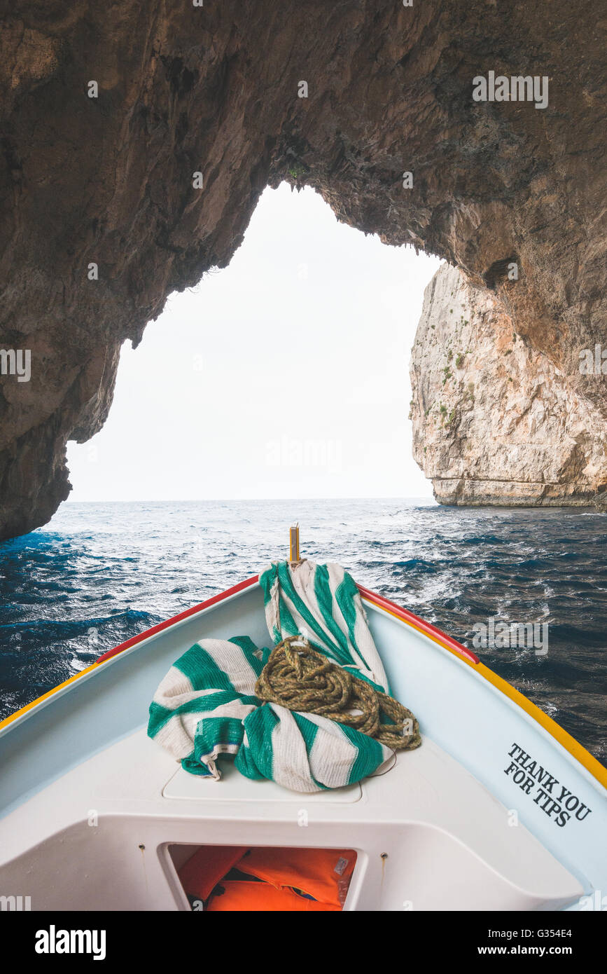 Gita in barca intorno alla grotta blu a Malta Foto Stock