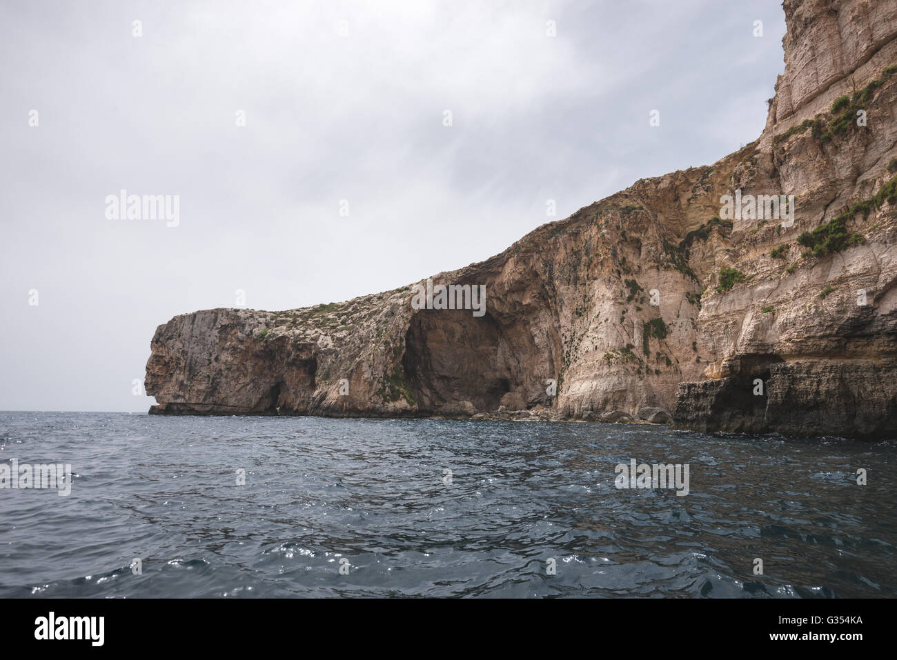 Gita in barca intorno alla grotta blu a Malta Foto Stock