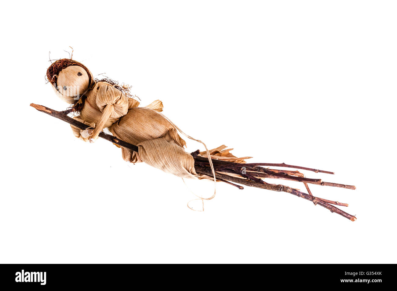 Una streghina bambola fatta di foglie di mais isolate su uno sfondo bianco Foto Stock