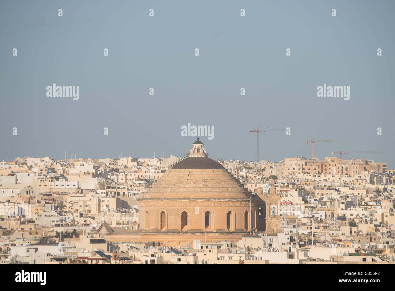 La città di Mosta e il duomo di Mosta a Malta Foto Stock