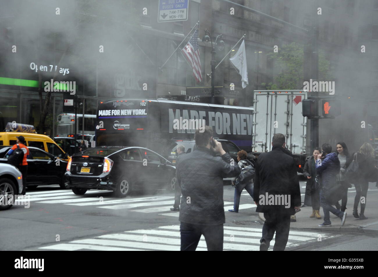 Persone presso le strade di New York Foto Stock