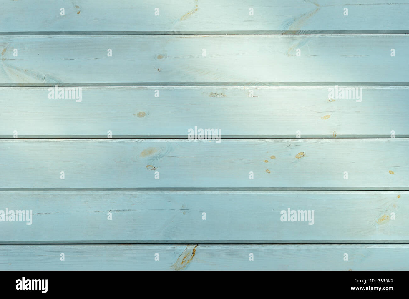 Legno per esterni planked parete con le macchie di luce solare Foto Stock
