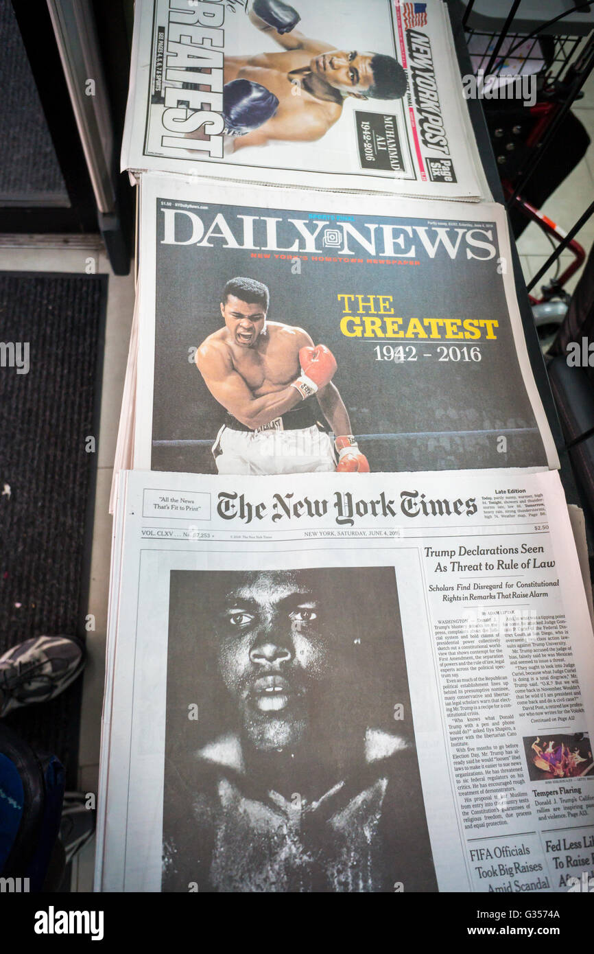 Le pagine anteriore e la notizia del New York quotidiani su Sabato, Giugno 4, 2016 un rapporto sul giorno precedente la morte della leggenda del pugilato Muhammad Ali a Phoenix, AZ. (© Richard B. Levine) Foto Stock