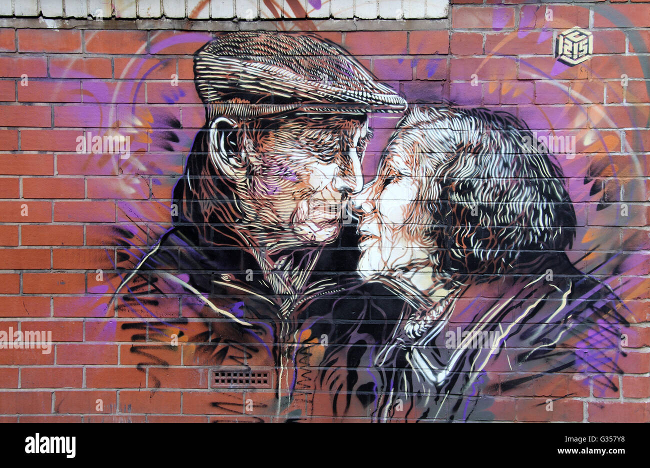 Arte di strada da C215 di una coppia di anziani nel quartiere settentrionale di Manchester Foto Stock