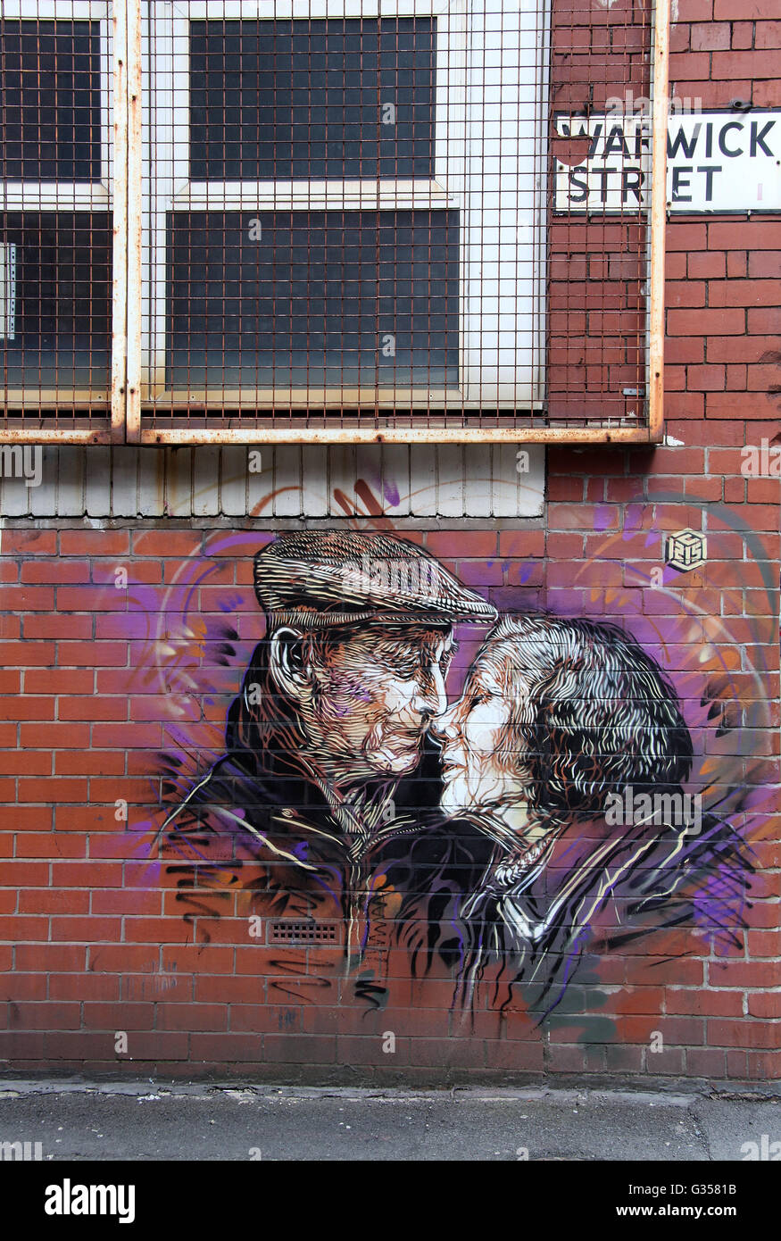 Arte di strada da C215 di una coppia di anziani nel quartiere settentrionale di Manchester Foto Stock