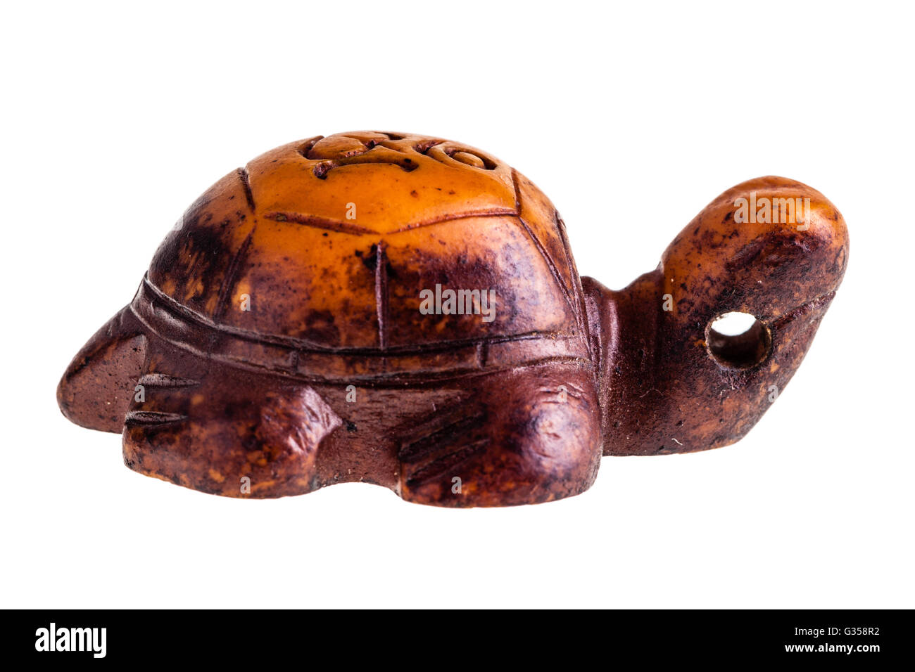 Un piccolo coreano tartaruga in legno portafortuna isolate su uno