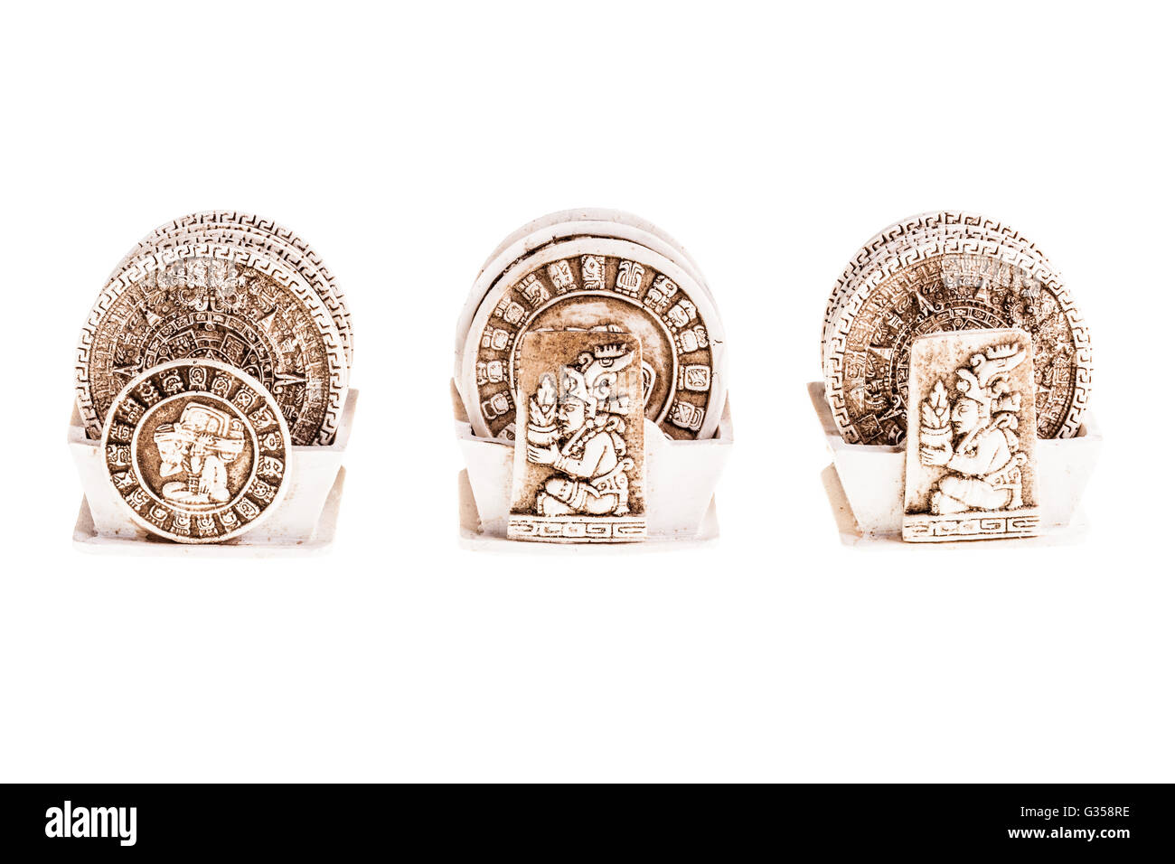 Stone calendario maya coaster souvenir dal Messico isolate su uno sfondo bianco Foto Stock