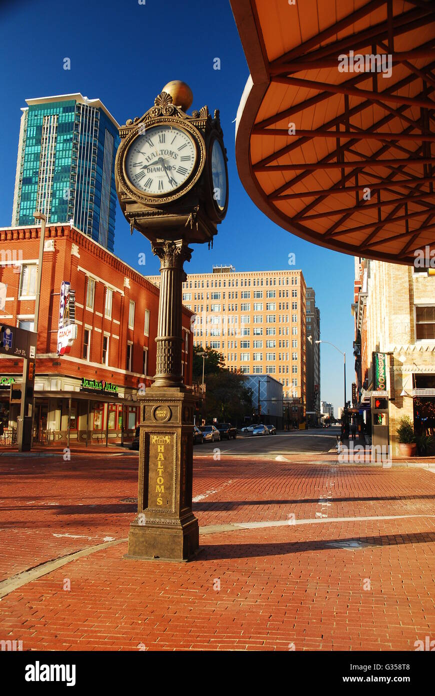 L'antico orologio Halstons si trova nel centro storico di Sundance Square, FT Worth Texas Foto Stock