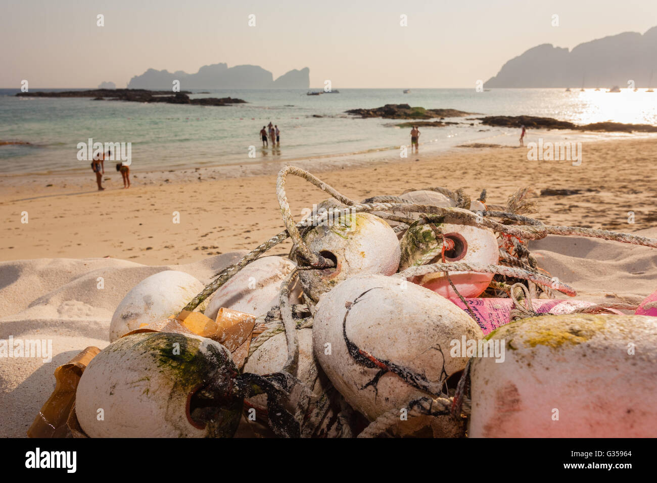 Immagine ravvicinata di una rete da pesca abbandonata su una spiaggia tropicale Foto Stock