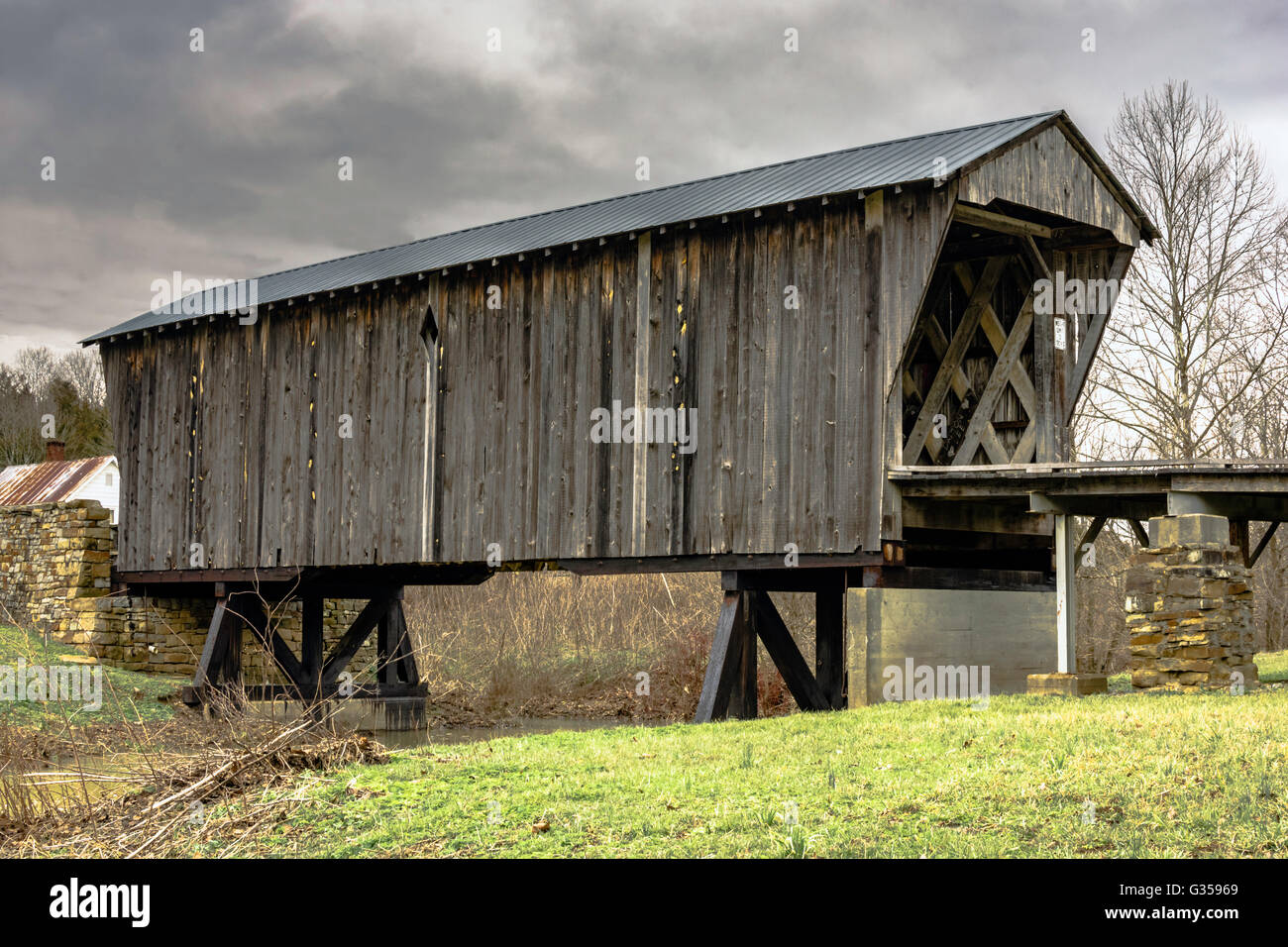 Febbraio 26, 2016: Goddard, Kentucky - Goddard ponte bianco il solo esempio superstite di Ithiel Town design reticolare in Kentucky Foto Stock