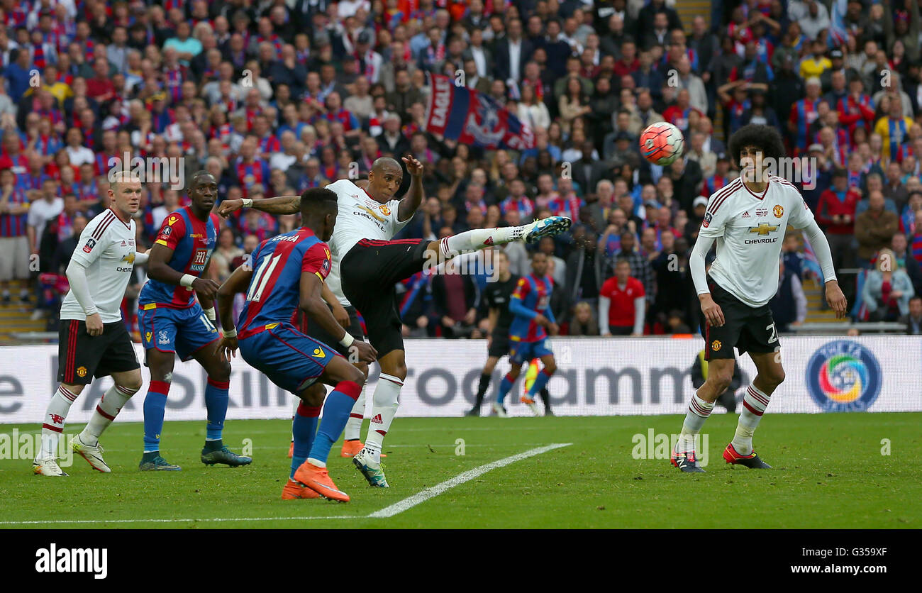 Ashley Giovani del Manchester United cancella la sfera durante la Emirates finale di FA Cup tra Crystal Palace e il Manchester United allo Stadio di Wembley a Londra. Maggio 21, 2016. Solo uso editoriale. Nessun uso non autorizzato di audio, video, dati, calendari, club/campionato loghi o 'live' servizi. Online in corrispondenza uso limitato a 75 immagini, nessun video emulazione. Nessun uso in scommesse, giochi o un singolo giocatore/club/league pubblicazioni. James Boardman / Immagini teleobiettivo +44 7967 642437 Foto Stock