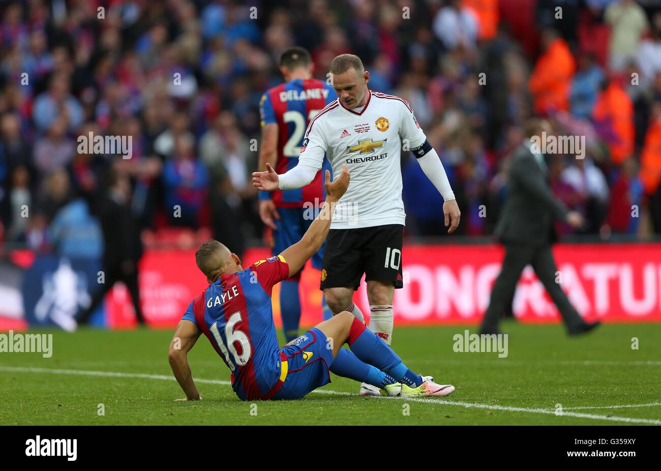 Wayne Rooney del Manchester United aiuta a Crystal Palace è Dwight Gayle off il passo dopo la Emirates finale di FA Cup tra Crystal Palace e il Manchester United allo Stadio di Wembley a Londra. Maggio 21, 2016. Solo uso editoriale. Nessun uso non autorizzato di audio, video, dati, calendari, club/campionato loghi o 'live' servizi. Online in corrispondenza uso limitato a 75 immagini, nessun video emulazione. Nessun uso in scommesse, giochi o un singolo giocatore/club/league pubblicazioni. James Boardman / Immagini teleobiettivo +44 7967 642437 James Boardman / Immagini teleobiettivo +44 7967 642437 Foto Stock