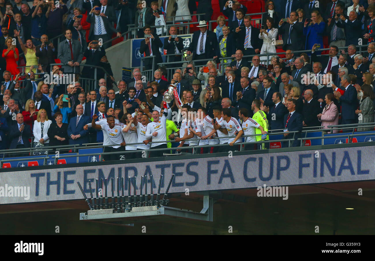 Il Manchester United capitano Wayne Rooney alza la coppa dopo aver vinto la Emirates finale di FA Cup tra Crystal Palace e il Manchester United allo Stadio di Wembley a Londra. Maggio 21, 2016. Solo uso editoriale. Nessun uso non autorizzato di audio, video, dati, calendari, club/campionato loghi o 'live' servizi. Online in corrispondenza uso limitato a 75 immagini, nessun video emulazione. Nessun uso in scommesse, giochi o un singolo giocatore/club/league pubblicazioni. James Boardman / Immagini teleobiettivo +44 7967 642437 James Boardman / Immagini teleobiettivo +44 7967 642437 Foto Stock