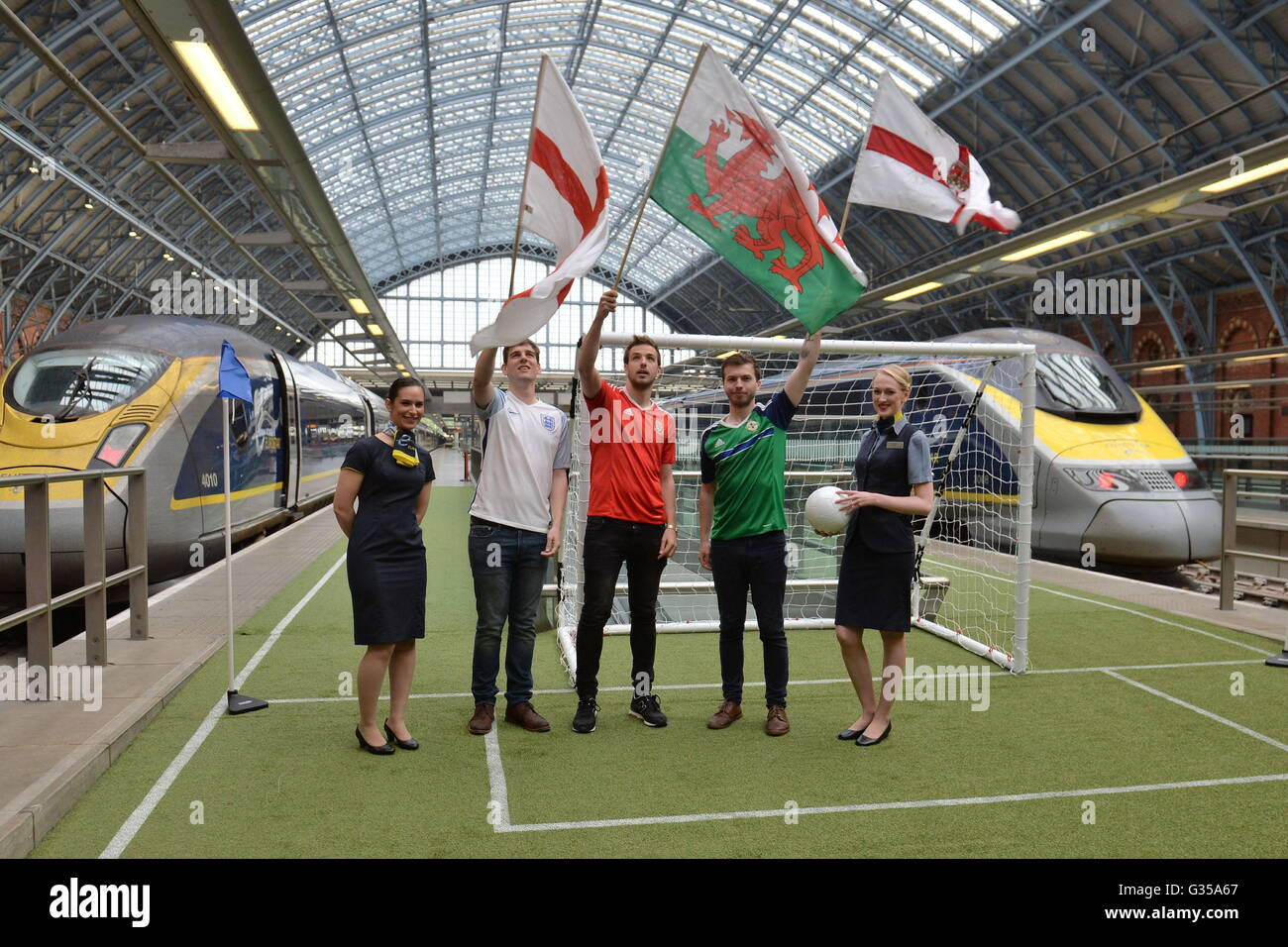 Una piattaforma a London St Pancras Station è turfed e trasformato in un campo di calcio, completa con un obiettivo, in modo che i fan possono prendere le loro foto prima di salire a bordo di un treno Eurostar in Francia per guardare le partite durante l'Euro 2016 torneo. Foto Stock