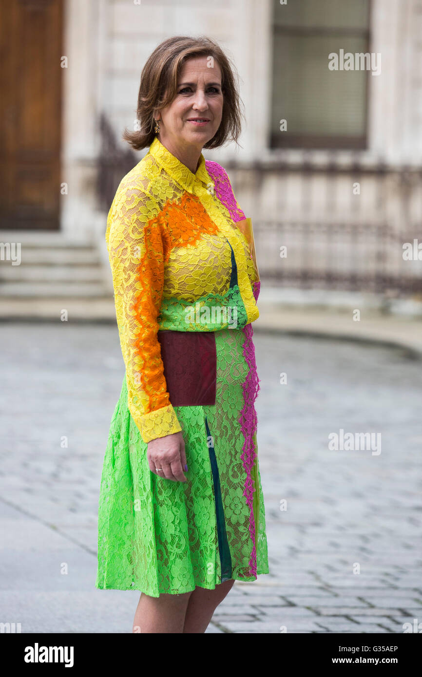 Londra, Regno Unito. Il 7 giugno 2016. Nella foto; Kirsty Wark. Celebrità e vip arrivano per la Royal Academy of Arts Mostre estive 2016 preview party. L'estate mostra è la più grande del mondo di aprire la presentazione mostra, che si tiene ogni anno senza interruzione dal 1769, e continua a svolgere un ruolo significativo nella raccolta di fondi per finanziare la corrente agli studenti delle scuole di RA. La mostra è aperta al pubblico dal 13 giugno - 21 agosto 2016. Foto Stock