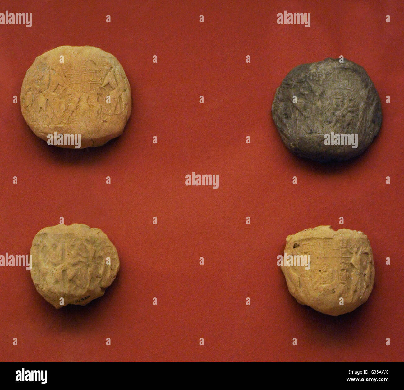 Vicino Oriente. Mesopotamia. Sumer. Bulla (guarnizione di tenuta). Inscritto pezzi di creta da utilizzato dai Sumeri in 8 millenni BC. Utilizzato per la transazione agricoli come una forma di identificazione e di anti-manomissione. Bullae con guarnizione impressioni. Lagash. Periodo Presargonic. L'Iraq. Lo stato Museo Hermitage. San Pietroburgo. La Russia. Foto Stock